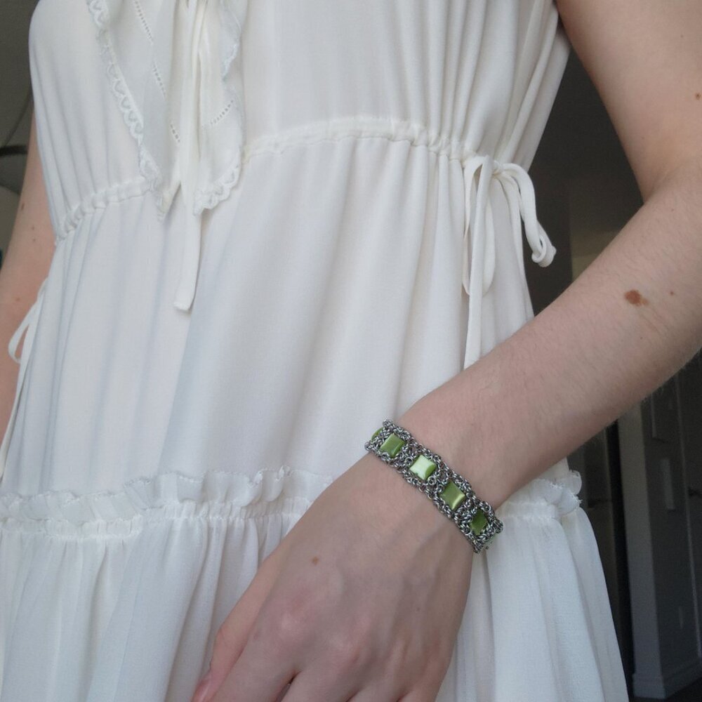 Vintage timeless green and silver chainmail square bracelet - Picture 10 of 12